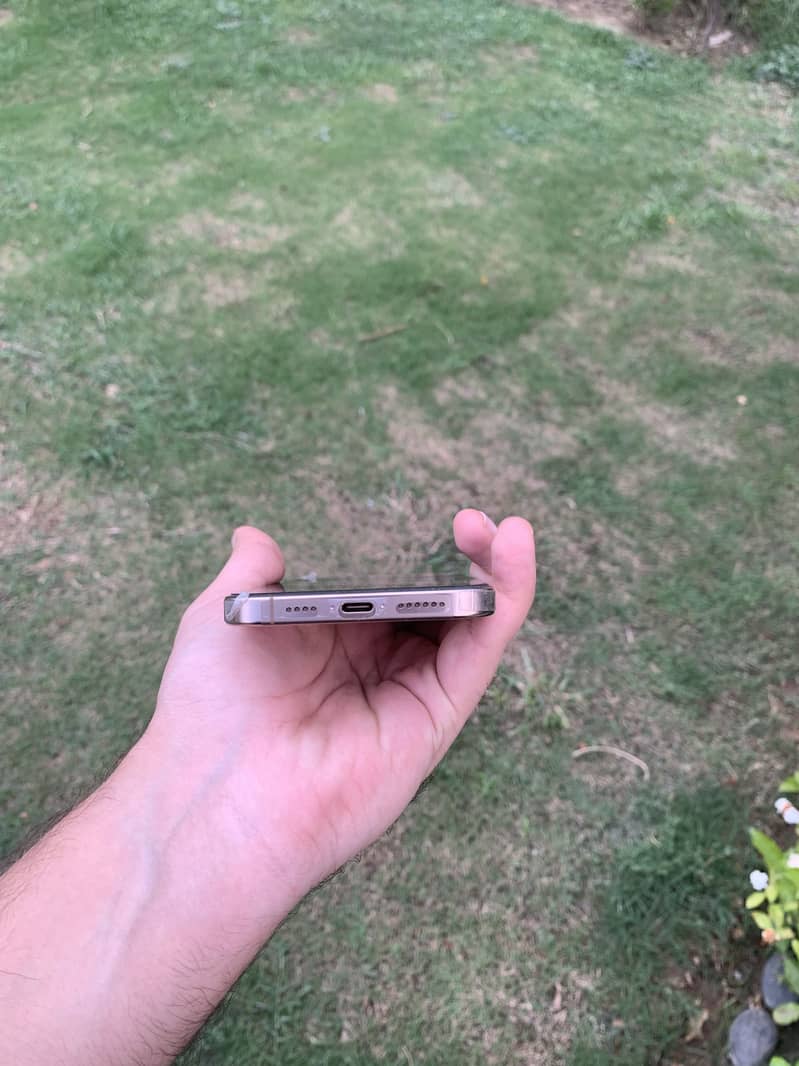 Apple iPhone 16 Pro Max 1