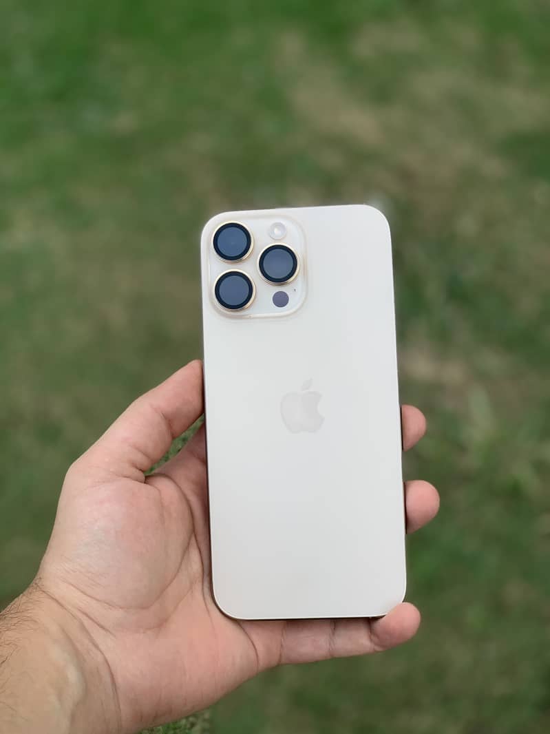 Apple iPhone 16 Pro Max 4