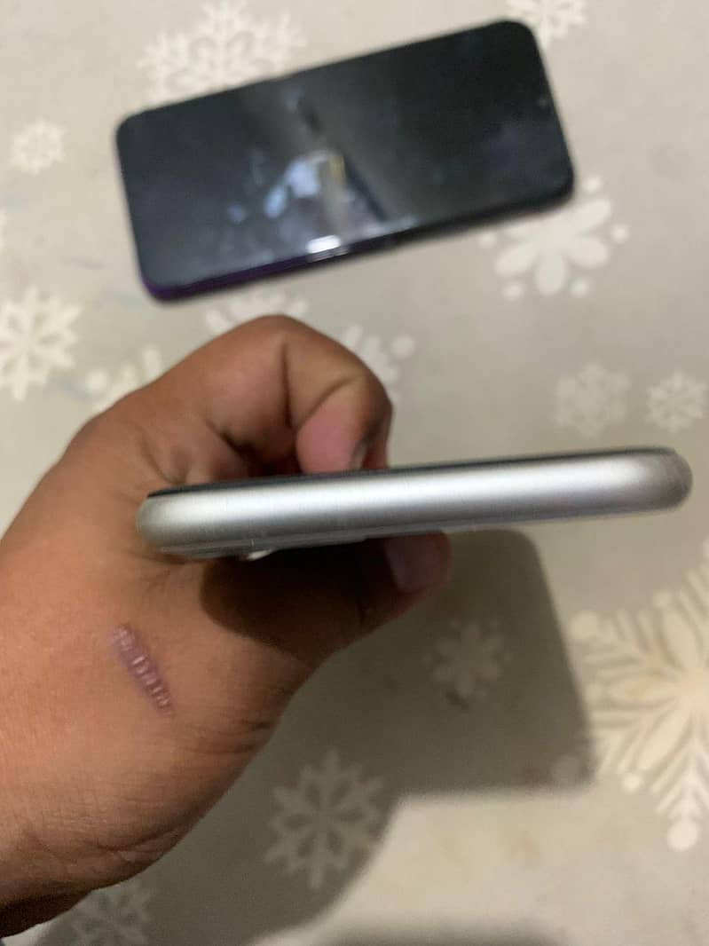 Apple iPhone 11 4