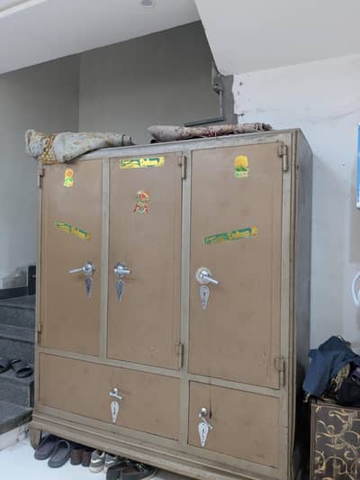 3 Door Loha ki Almari for Urgent sale