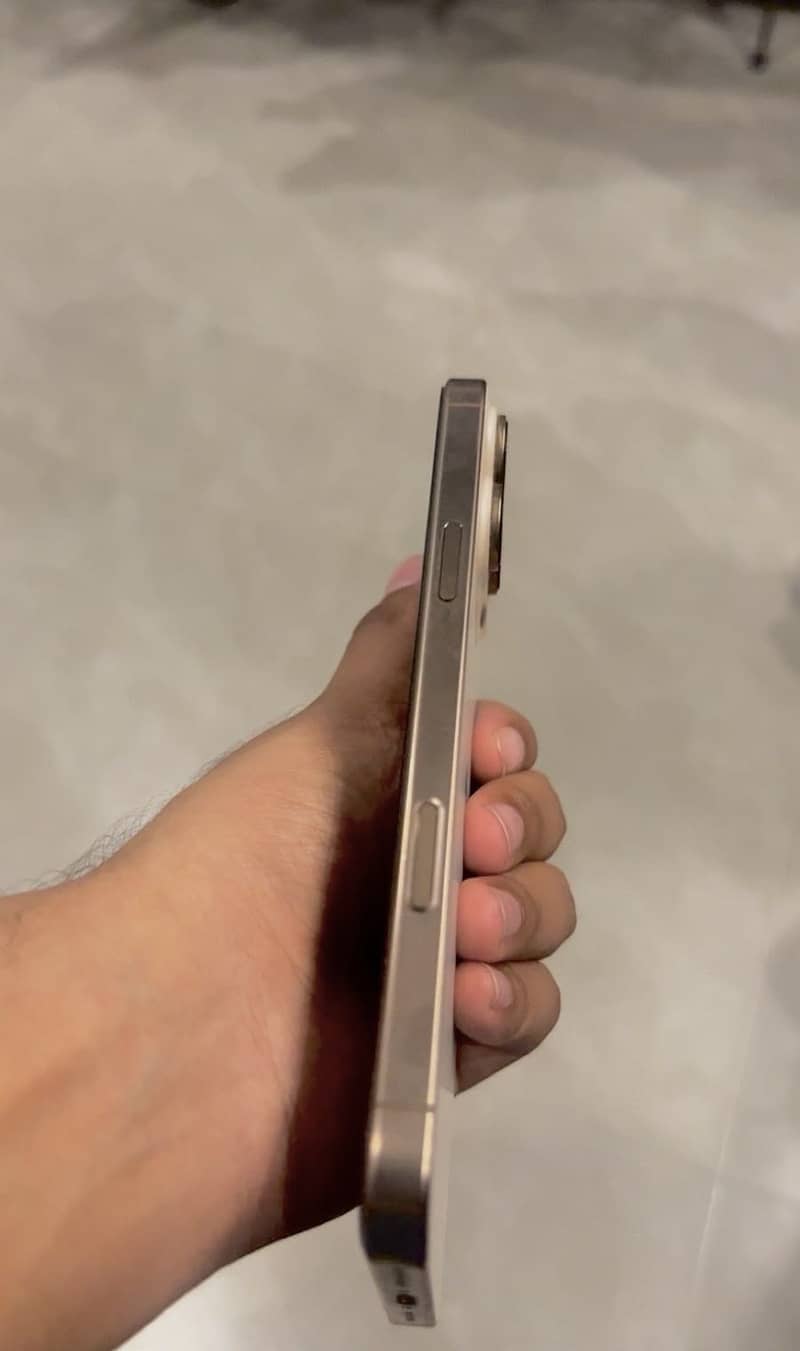 Apple iPhone 16 Pro Max 6