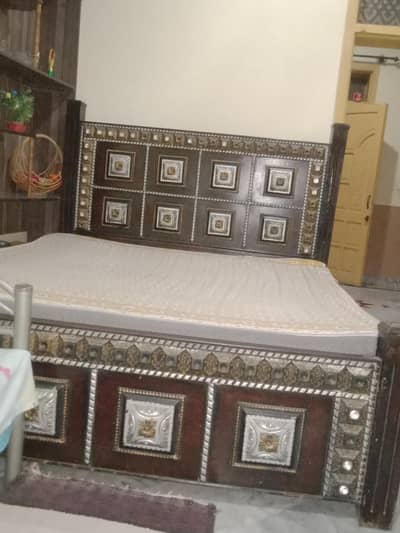 used bed in sale and less peice