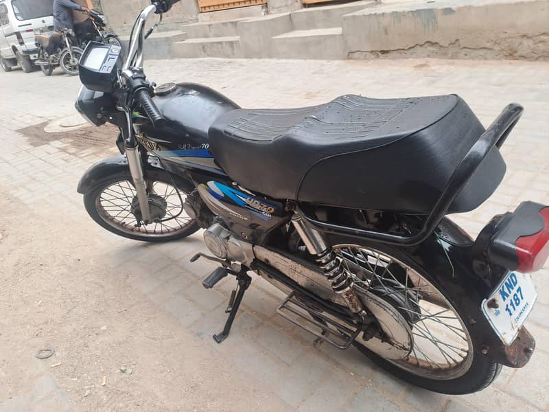 UNIQUE CD70 (2019) 3