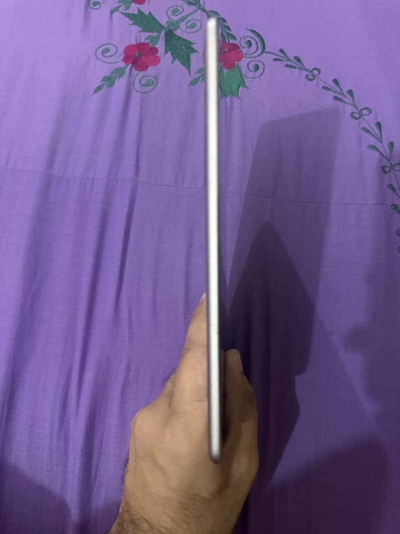 Apple iPad mini 4th generation 1