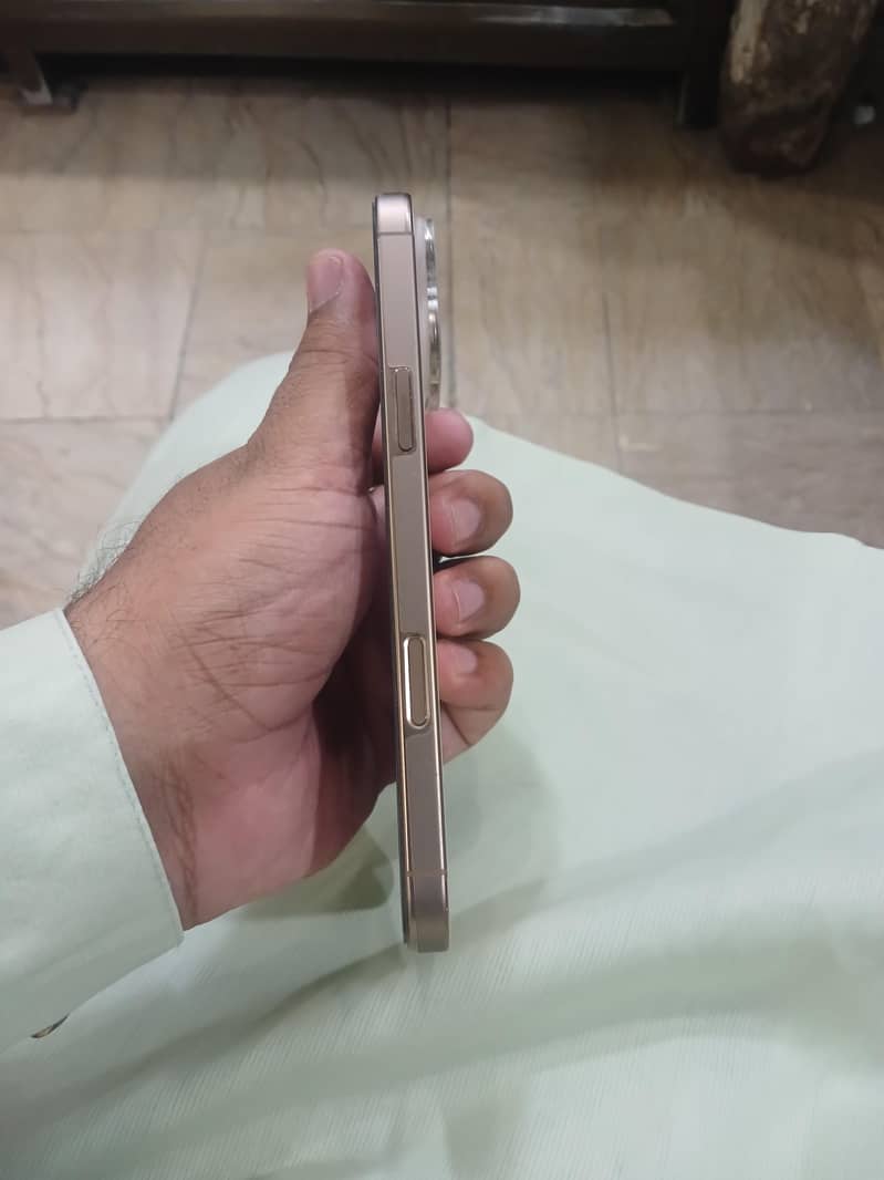 Apple iPhone 16 Pro Max 0