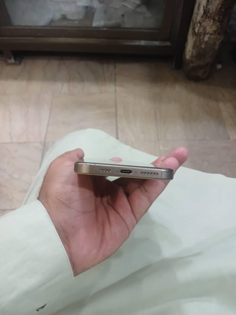 Apple iPhone 16 Pro Max 2