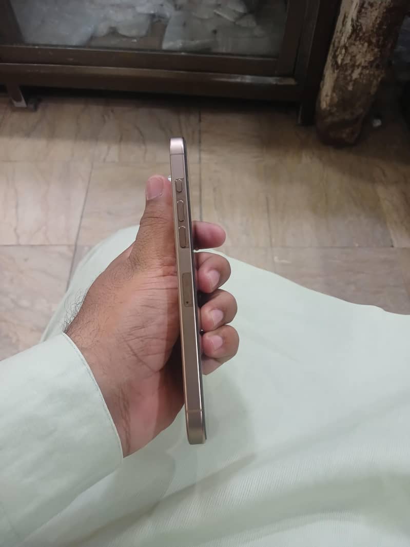 Apple iPhone 16 Pro Max 4
