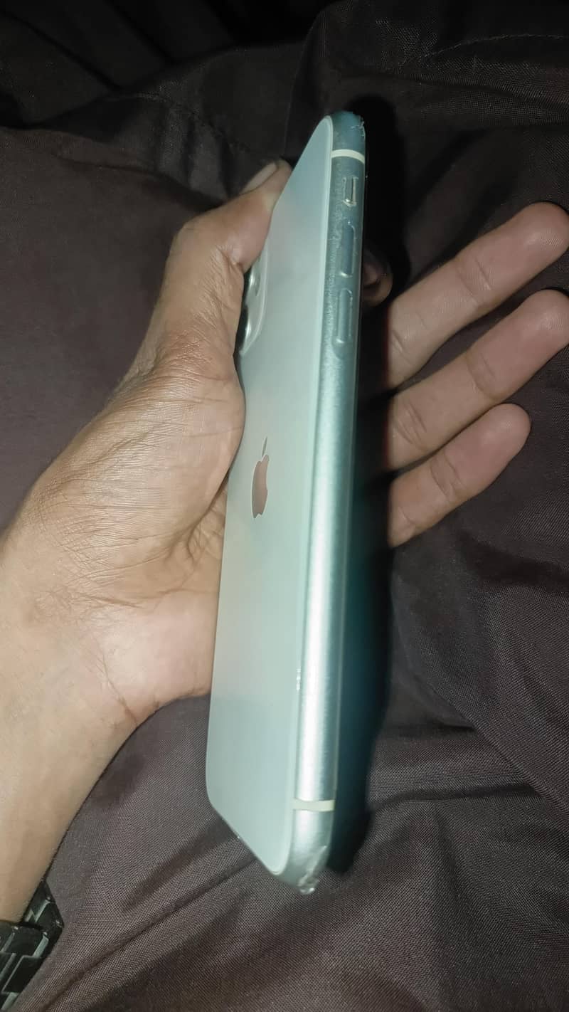 Apple iPhone 11 4