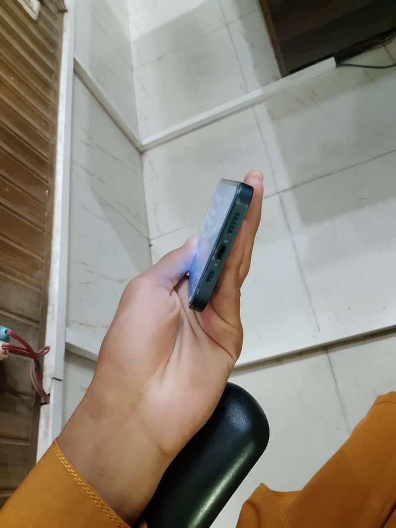 Apple iPhone 13 2