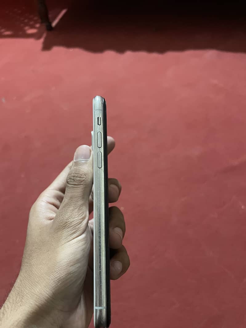 Apple iPhone X 4