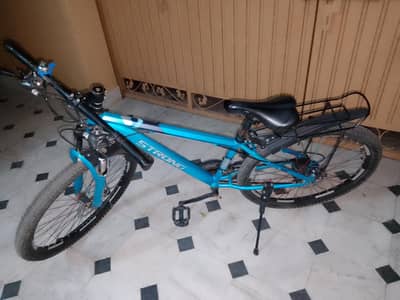 Blue 10-Speed Cycle in Excellent Condition . Barely used