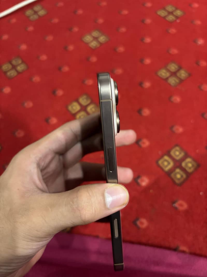 Apple iPhone 16 Pro Max 2