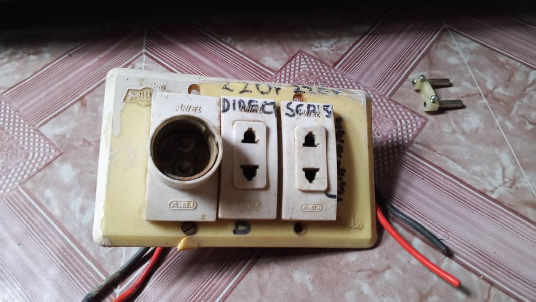 Switch socket with connection 1