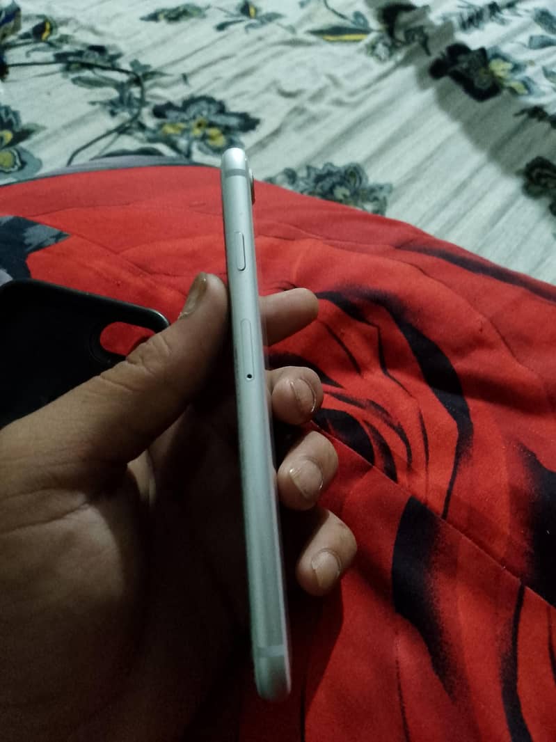 Apple iPhone 8 3