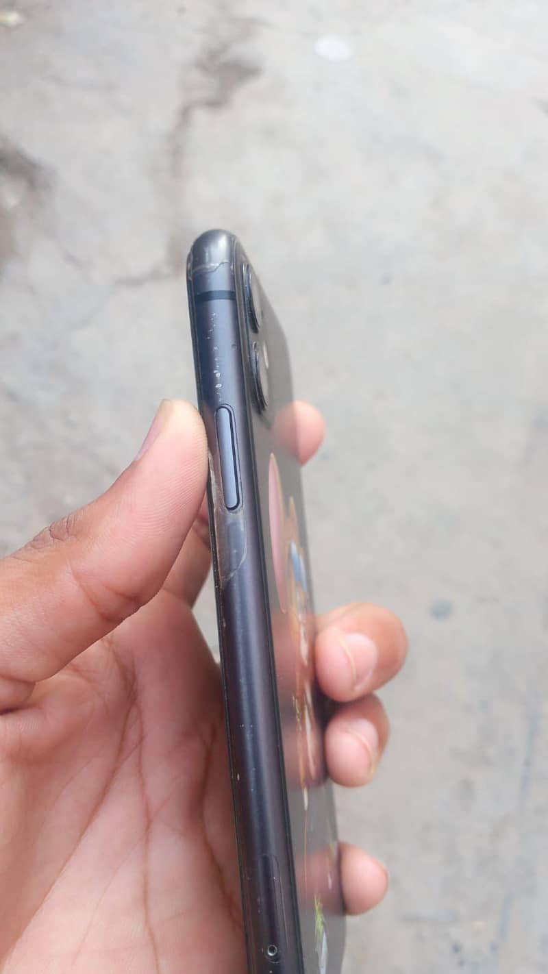 Apple iPhone 11 4