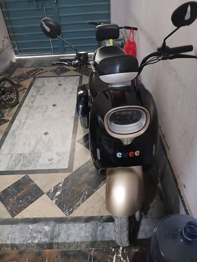 3 wheels Electric Scooty