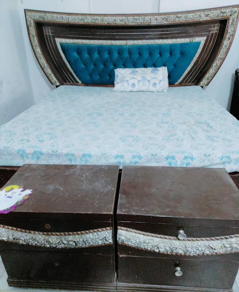 Double Bed & Dressing Table 4