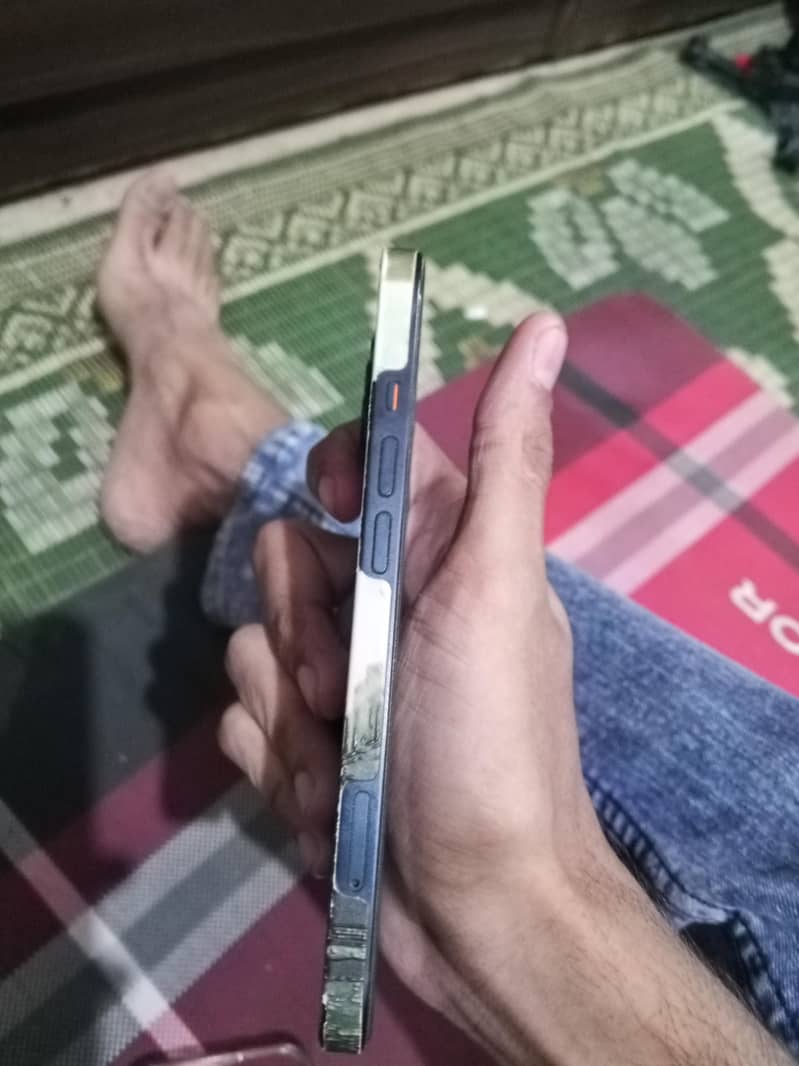 Apple iPhone 13 2