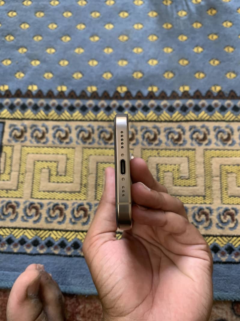 Apple iPhone 16 Pro 1
