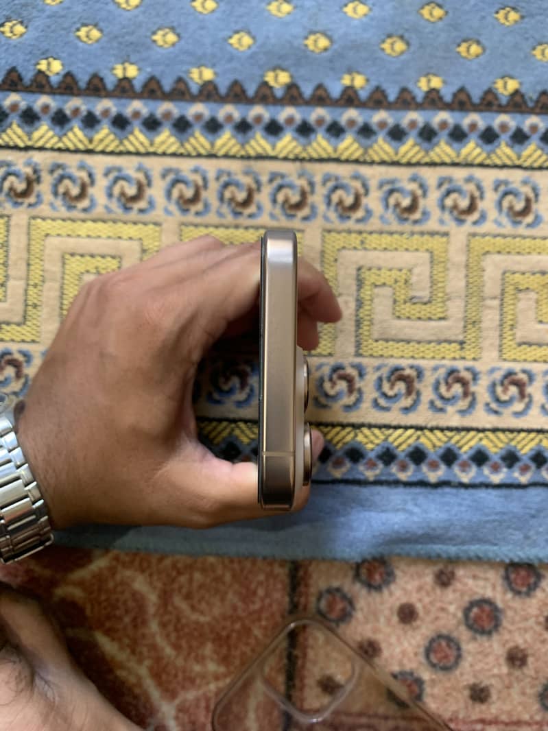 Apple iPhone 16 Pro 2