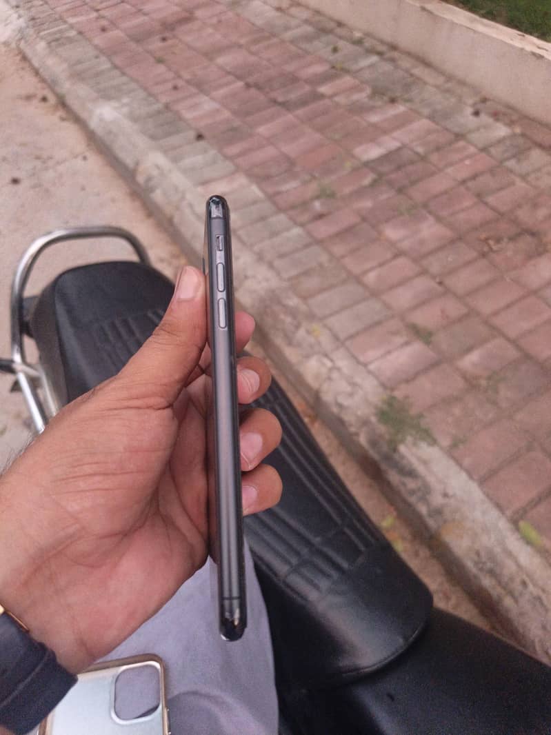 Apple iPhone 11 Pro Max 4