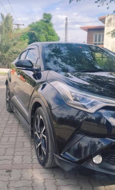Toyota CH-R Hybride o. 3.3. 4.5. 2.9. 8.2. 5.8