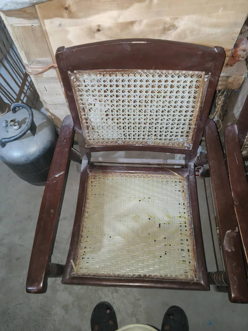 4 Adad Chairs Solid Frame 1