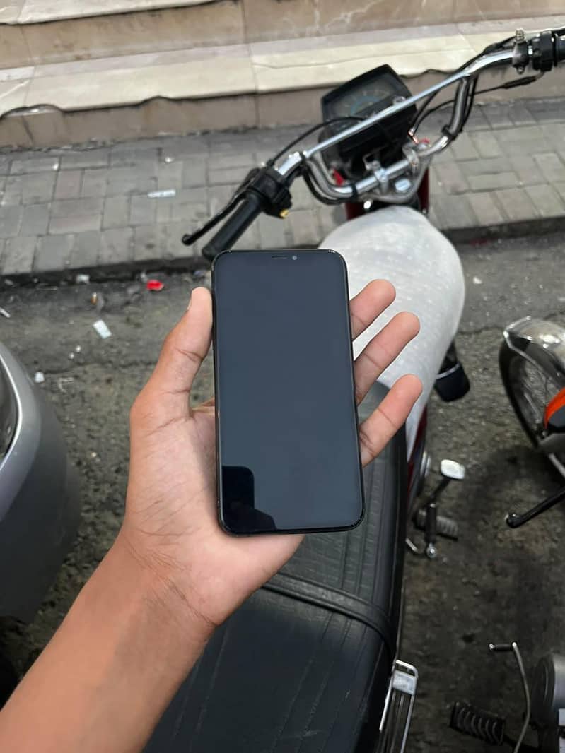 Apple iPhone XS 3