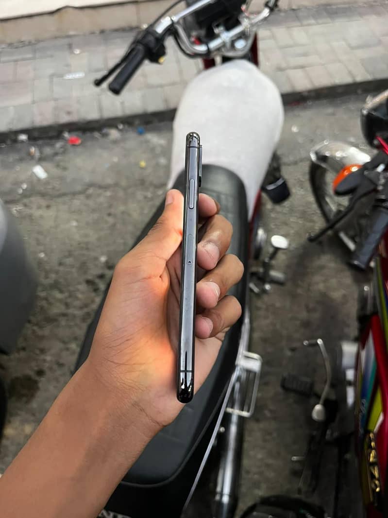 Apple iPhone XS 6
