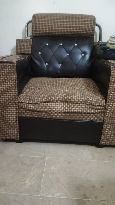 5 seter sofa need repairing