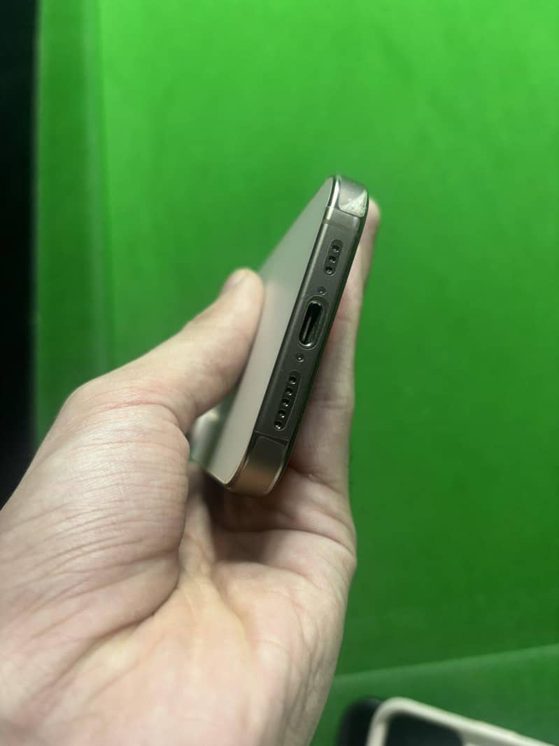 Apple iPhone 16 Pro 1