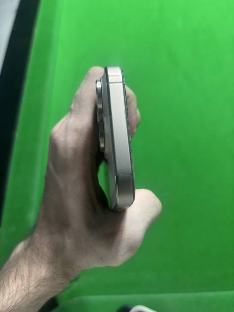 Apple iPhone 16 Pro 3