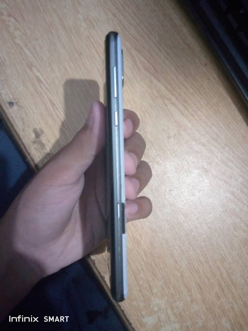 Sharp Aquos R3 4