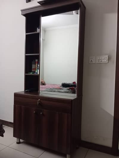 2 Single beds with side tables and dressing table