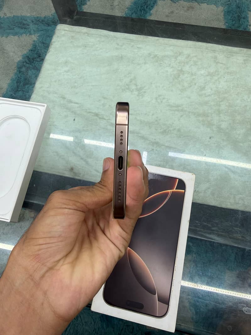 Apple iPhone 16 Pro Max 4