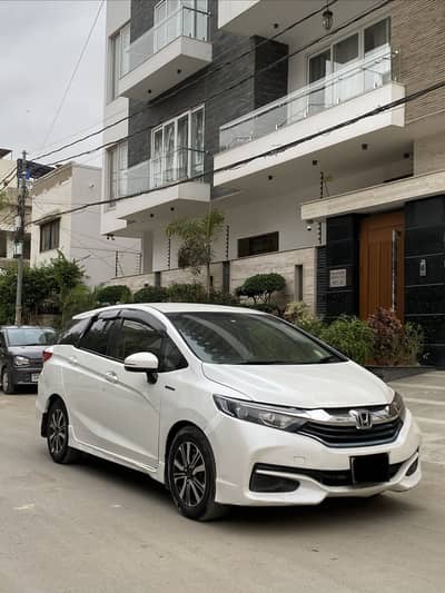 Honda Fit Shuttle Hybrid (2017)
