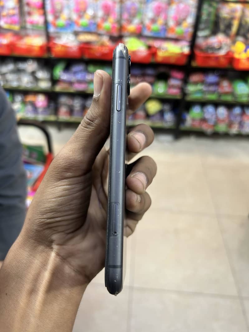 Apple iPhone 11 4