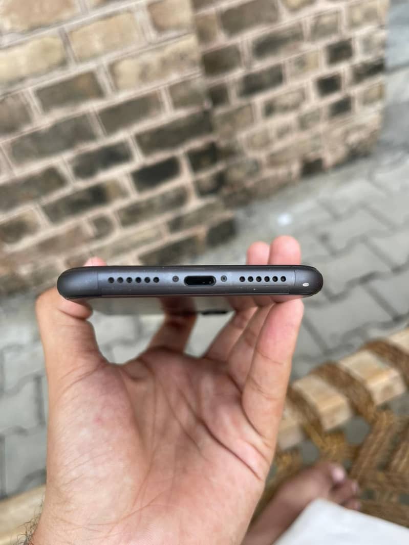 Apple iPhone 11 3