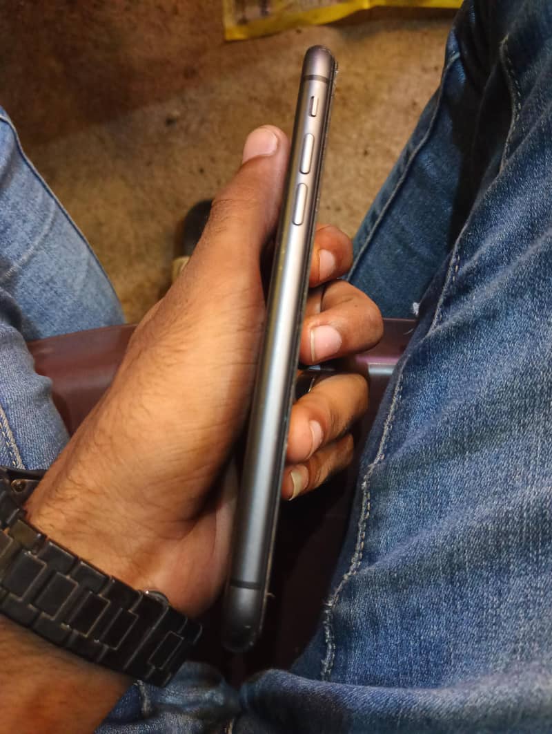 Apple iPhone 11 3
