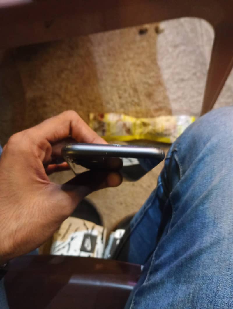 Apple iPhone 11 4