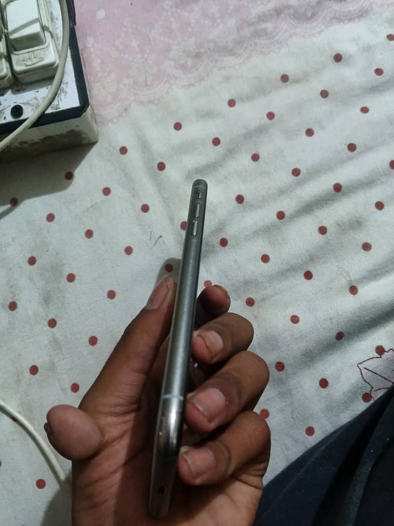 Apple iPhone X 4