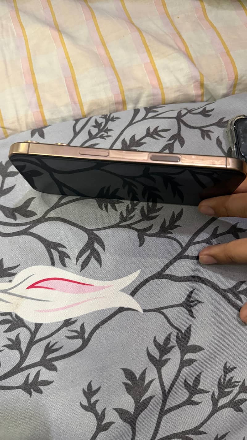 Apple iPhone 16 Pro 2