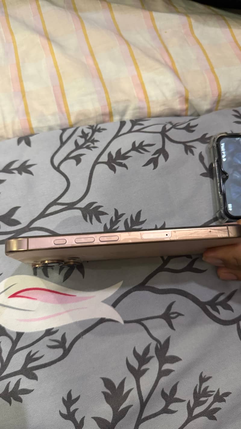 Apple iPhone 16 Pro 3