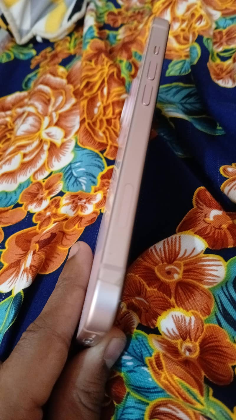 Apple iPhone 15 4