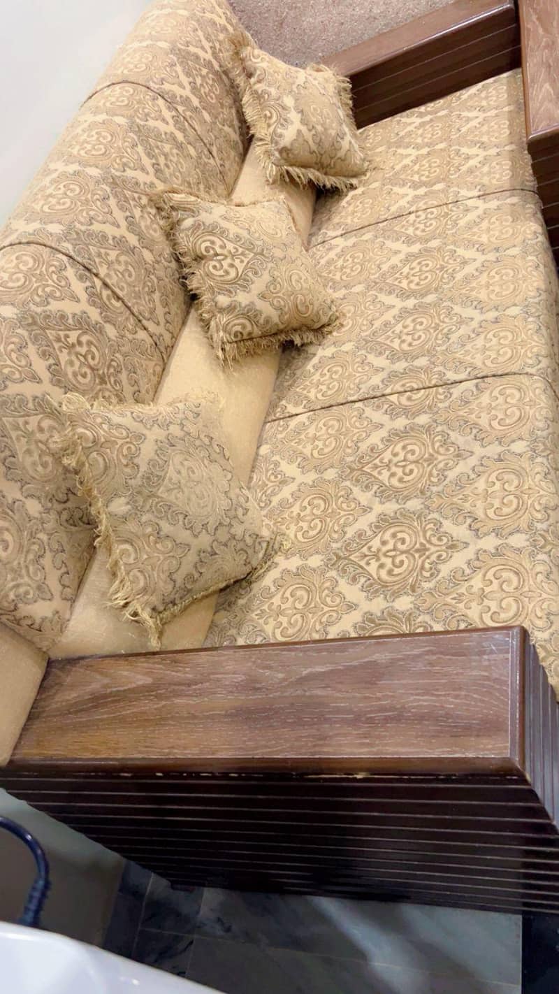 5 seater sofa + table 0