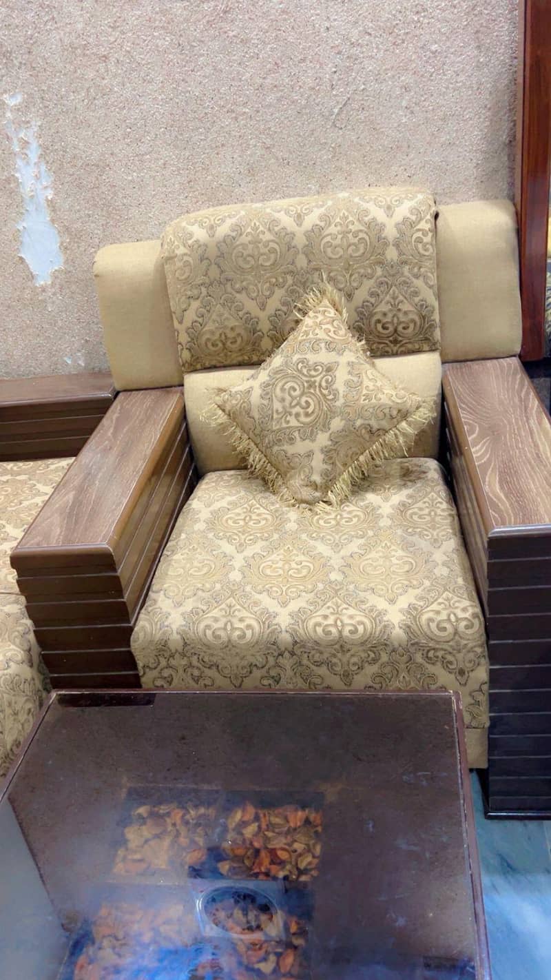 5 seater sofa + table 1