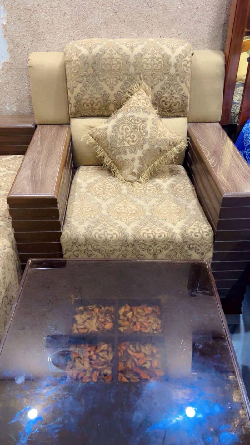 5 seater sofa + table 5