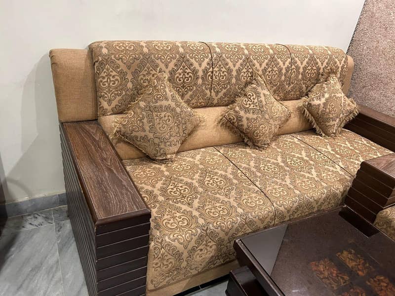 5 seater sofa + table 6