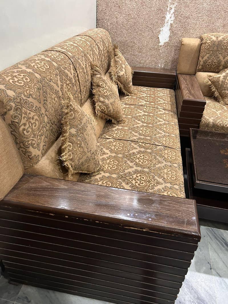 5 seater sofa + table 7