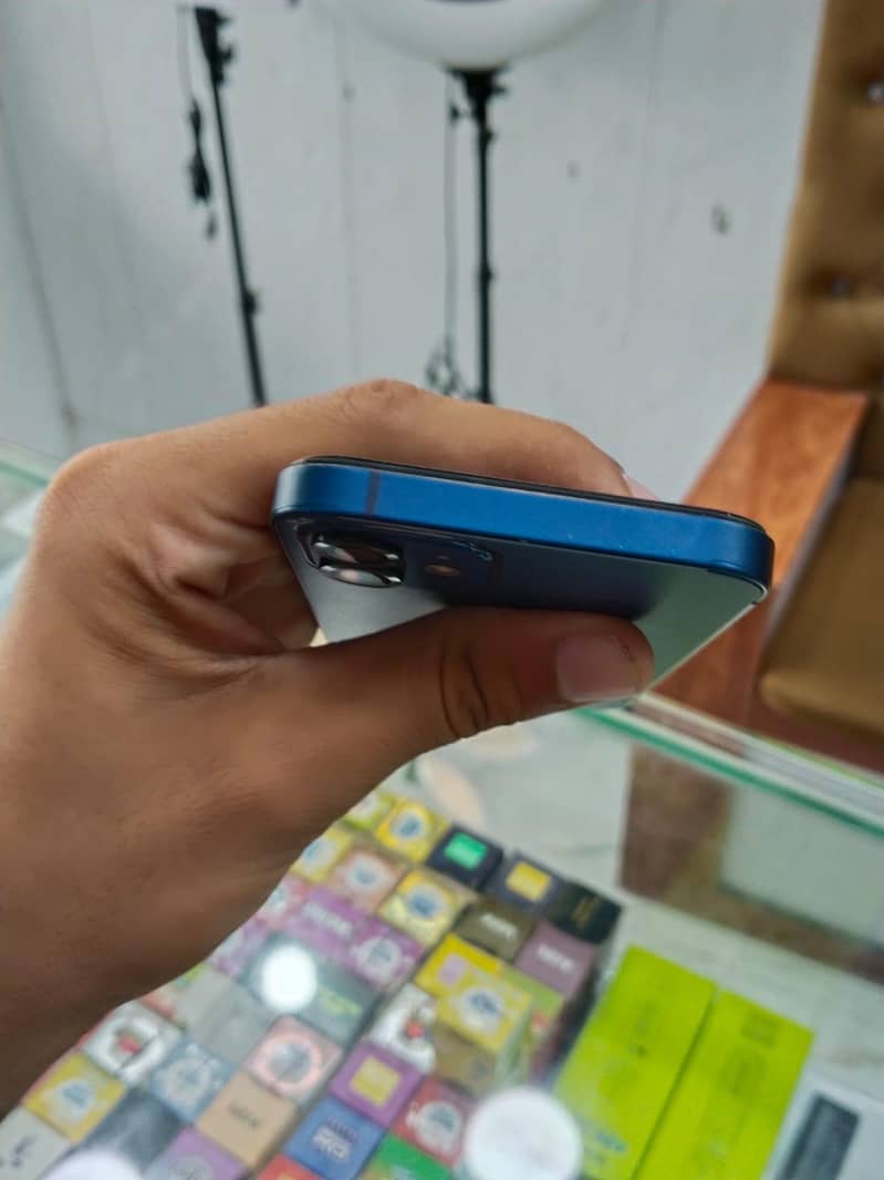Apple iPhone 12 4